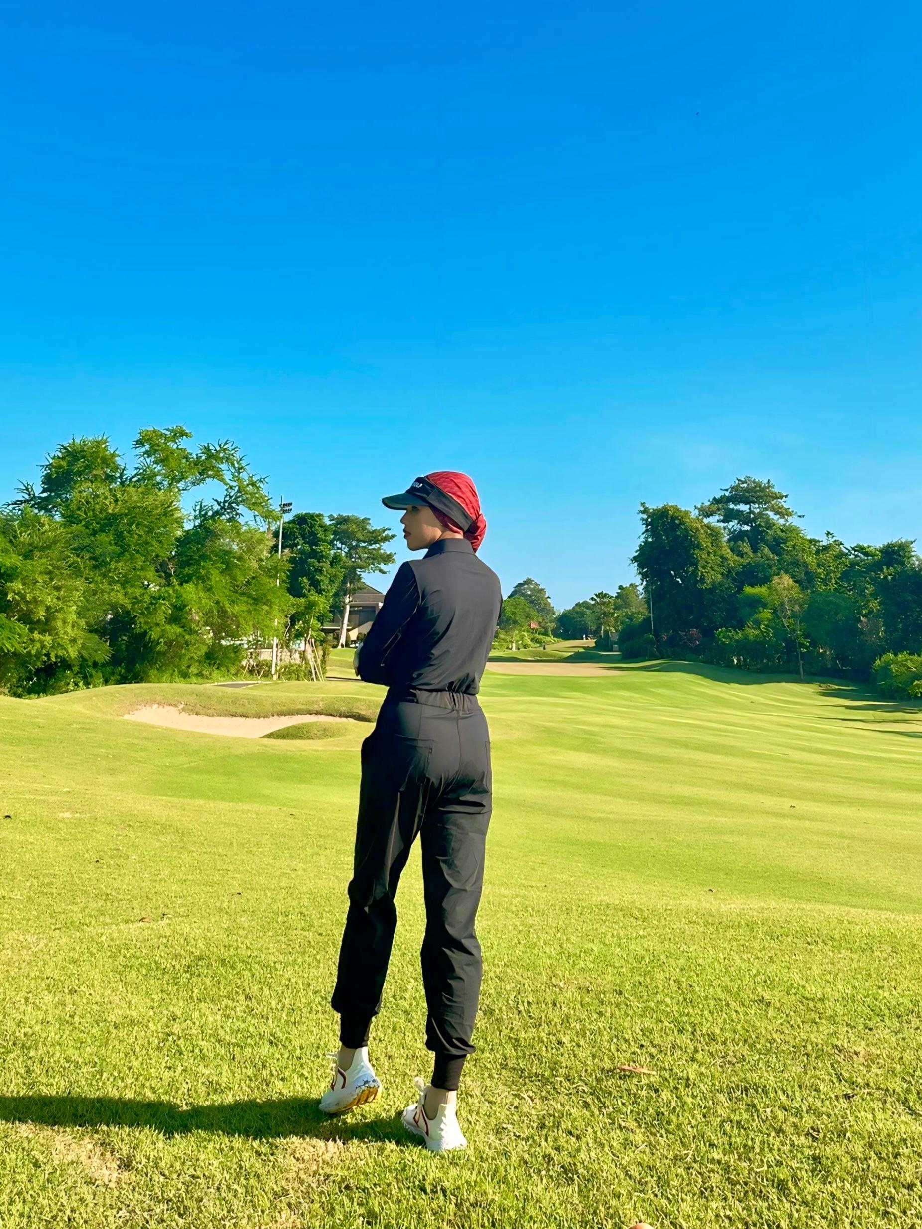 LJS-001 || Ladies Golf Jumpsuit Long Sleeve with Collar Neck Black Color and Long Pants, with a Zipper in Front and 2 Pockets on The Right and Left of The Chest and Elastic Band on The Waist - Image 4