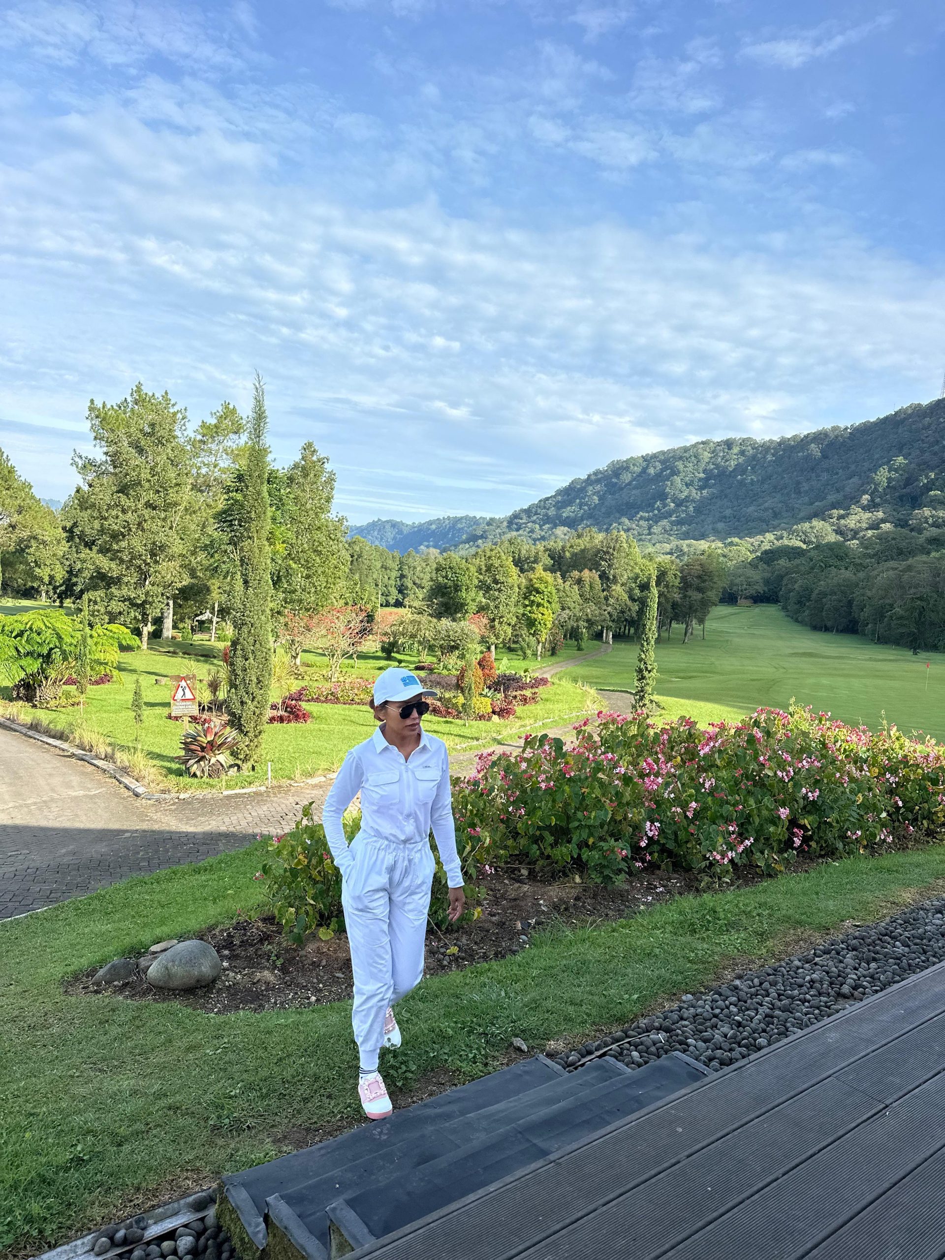 LJS-001A || Ladies Golf Jumpsuit Long Sleeve with Collar Neck White Color and Long Pants, with a Zipper in Front and 2 Pockets on The Right and Left of The Chest and Elastic Band on The Waist. - Image 5
