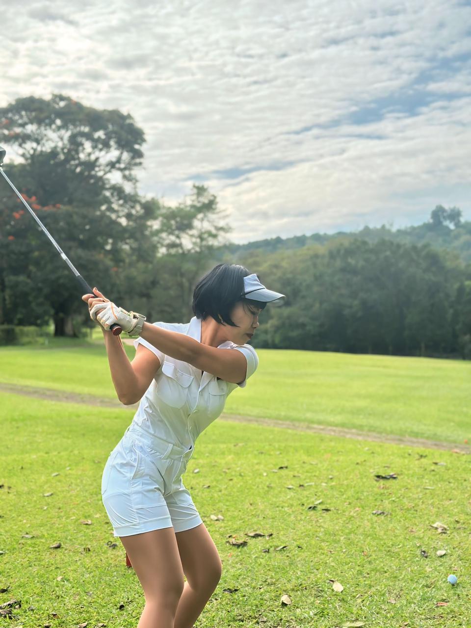 LJS-003A || Ladies Golf Jumpsuit White Color with Shawl Sollar, Short Sleeves with Shorts and Buttons in Front and 2 Pockets on the Right and Left Sides of the Front Chest - Image 4