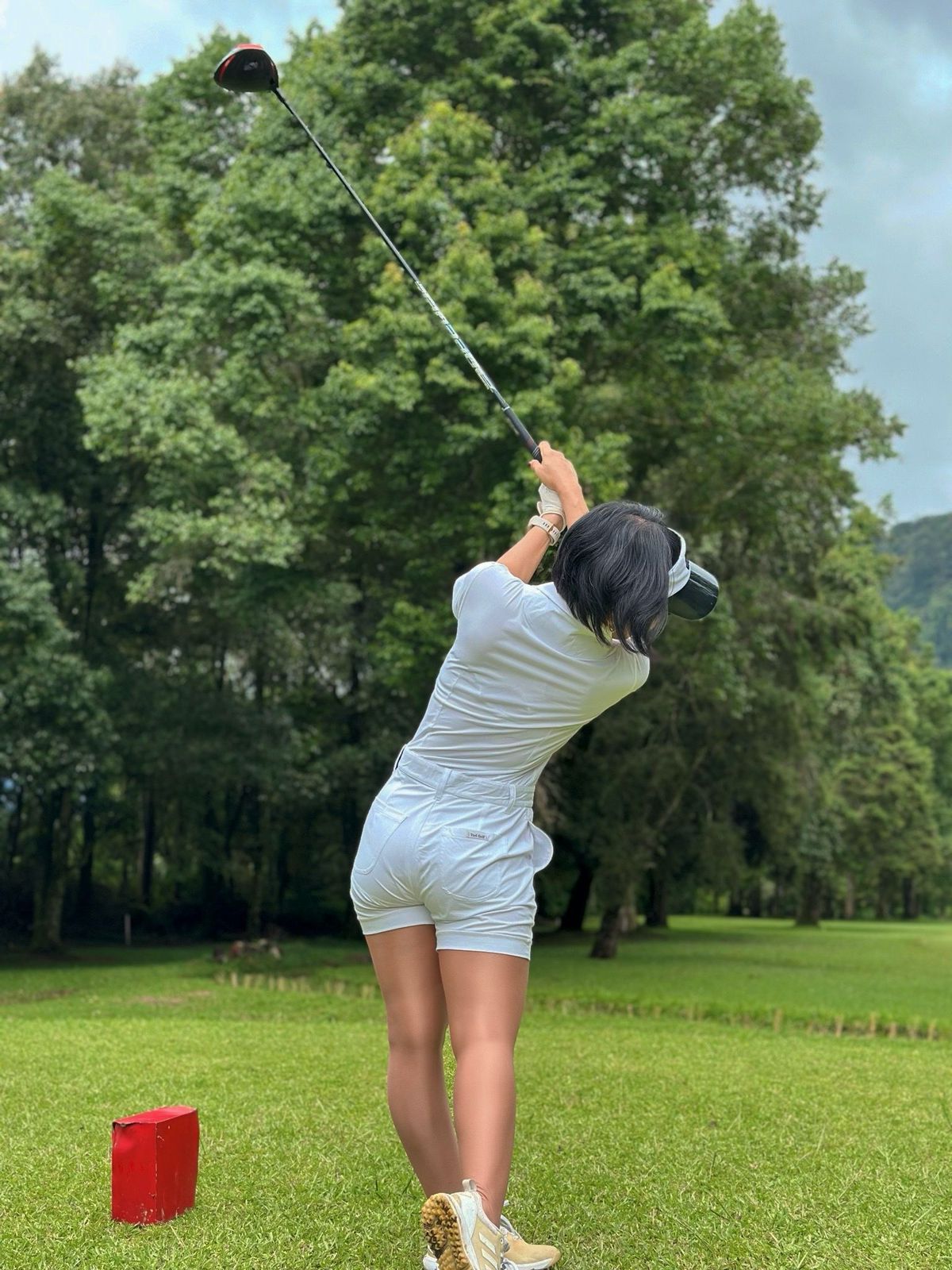 LJS-003A || Ladies Golf Jumpsuit White Color with Shawl Sollar, Short Sleeves with Shorts and Buttons in Front and 2 Pockets on the Right and Left Sides of the Front Chest - Image 7
