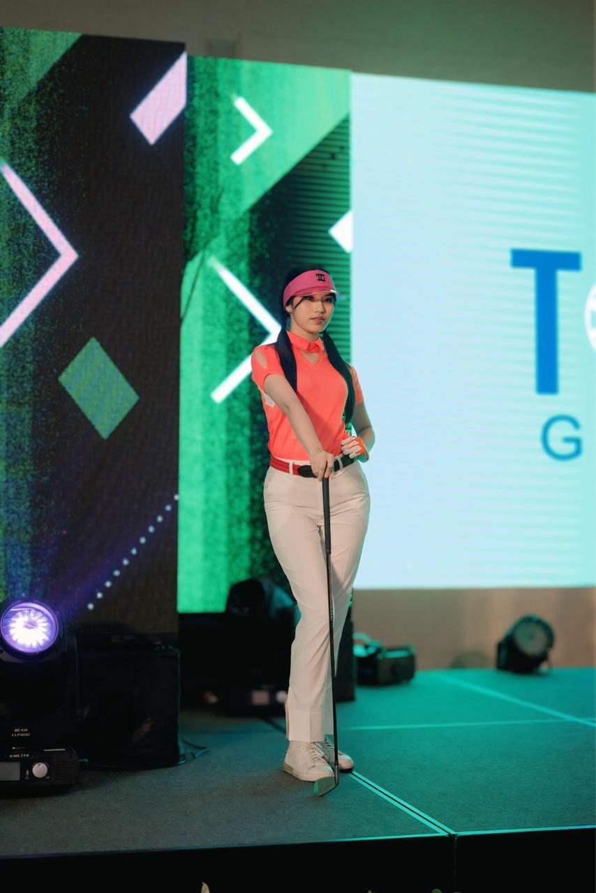 LP-001 || Ladies Golf Long Pants Off White Color, with Pockets on The Right and Left Sides and a Combination of Zippers on The Right and Left Side Legs - Image 8