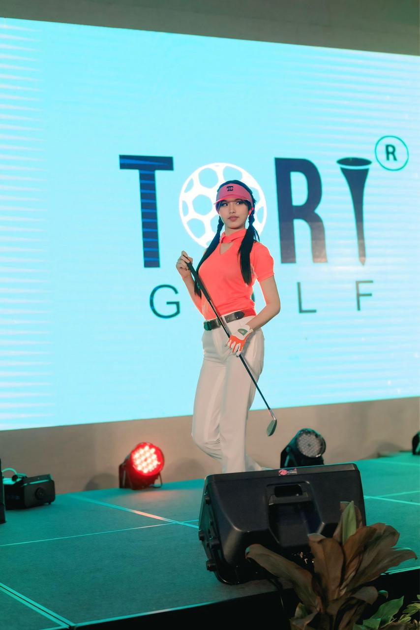LP-001 || Ladies Golf Long Pants Off White Color, with Pockets on The Right and Left Sides and a Combination of Zippers on The Right and Left Side Legs - Image 7