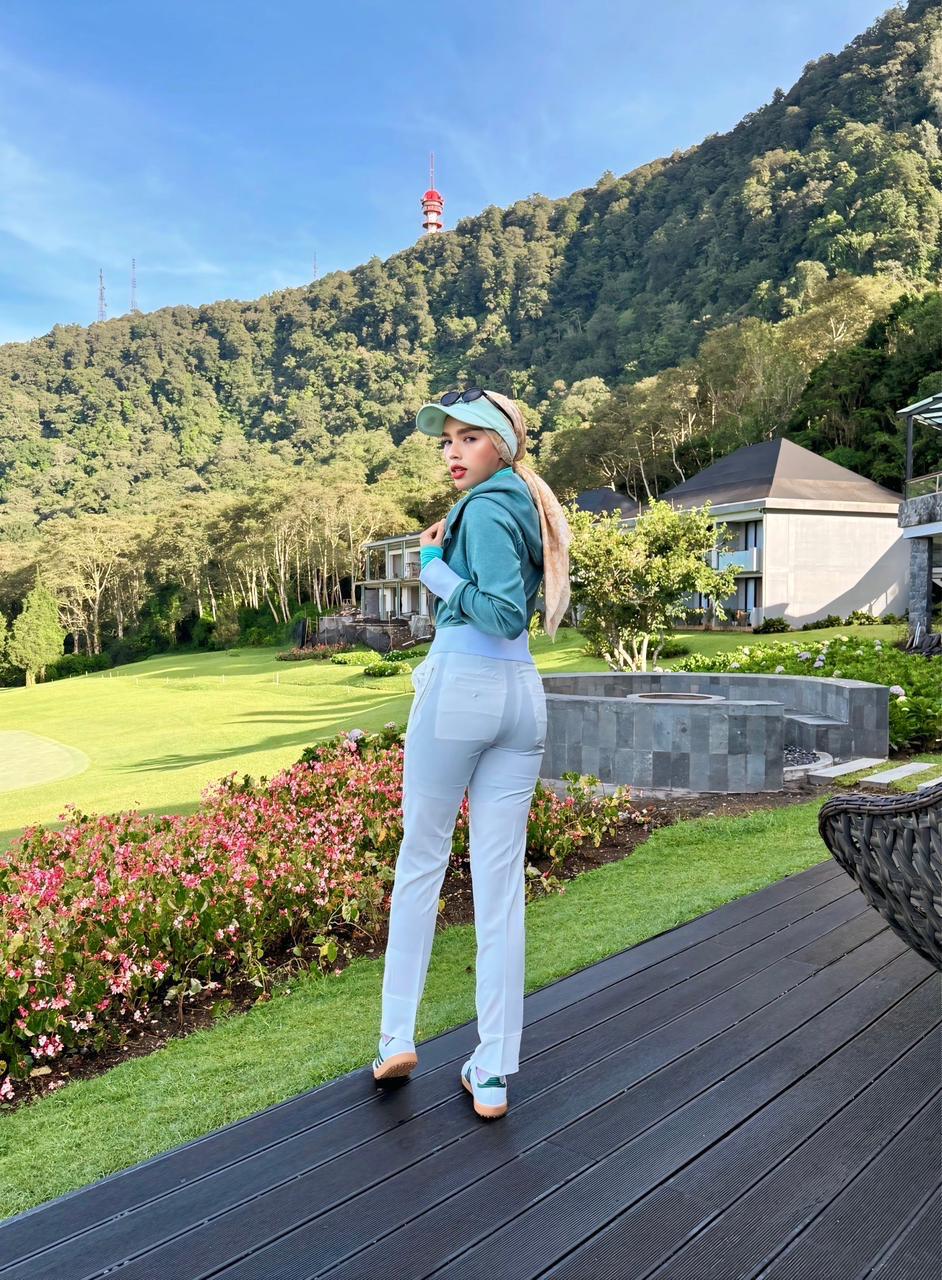 LP-001 || Ladies Golf Long Pants Off White Color, with Pockets on The Right and Left Sides and a Combination of Zippers on The Right and Left Side Legs - Image 3