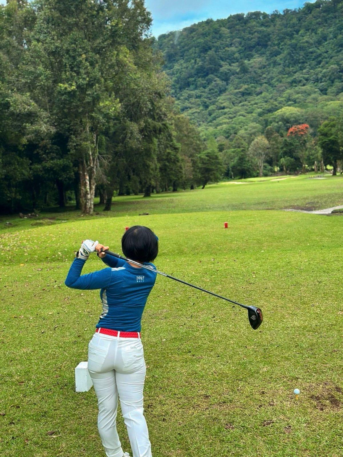 LP-001 || Ladies Golf Long Pants Off White Color, with Pockets on The Right and Left Sides and a Combination of Zippers on The Right and Left Side Legs - Image 11