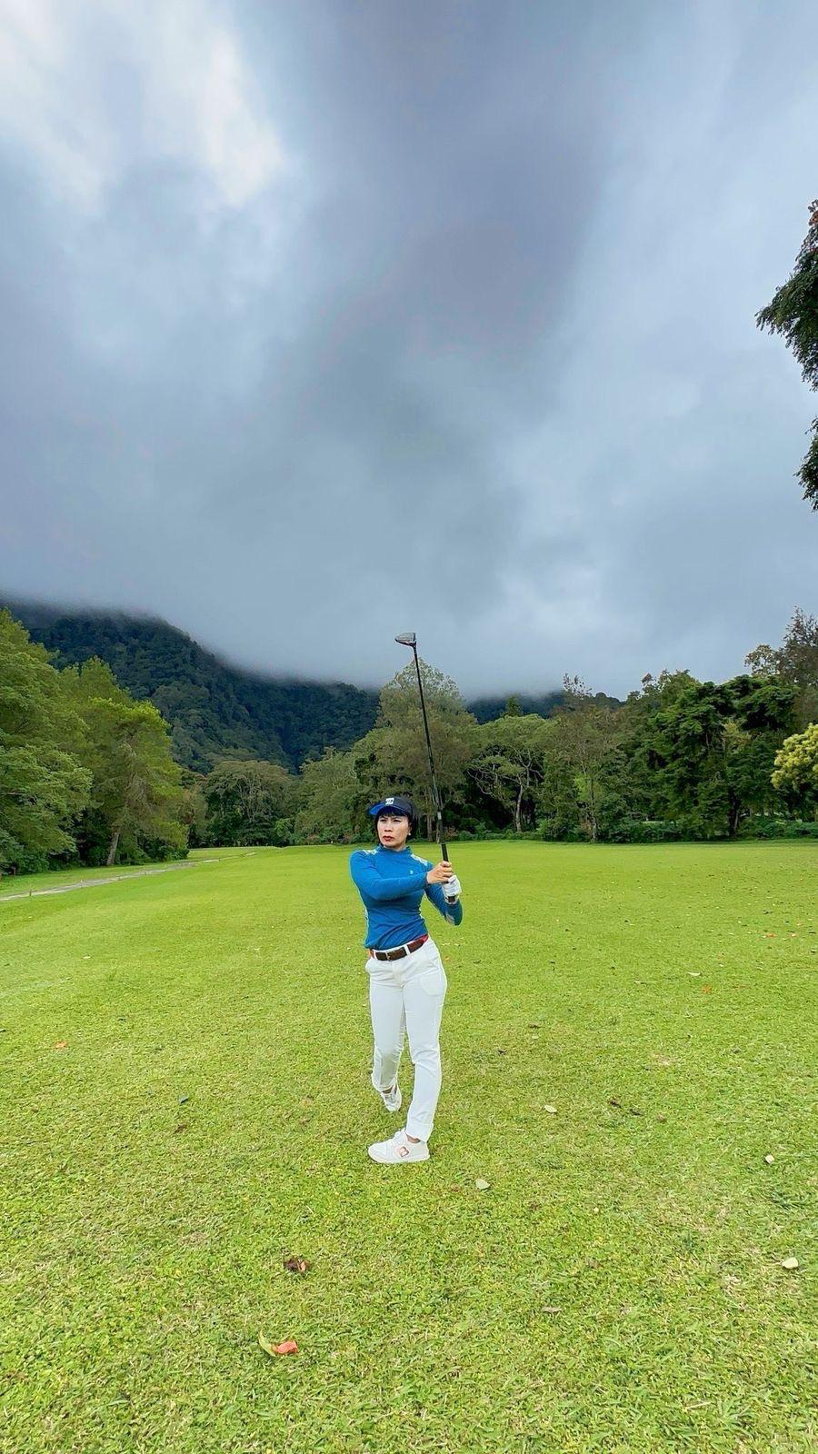 LP-001 || Ladies Golf Long Pants Off White Color, with Pockets on The Right and Left Sides and a Combination of Zippers on The Right and Left Side Legs - Image 10